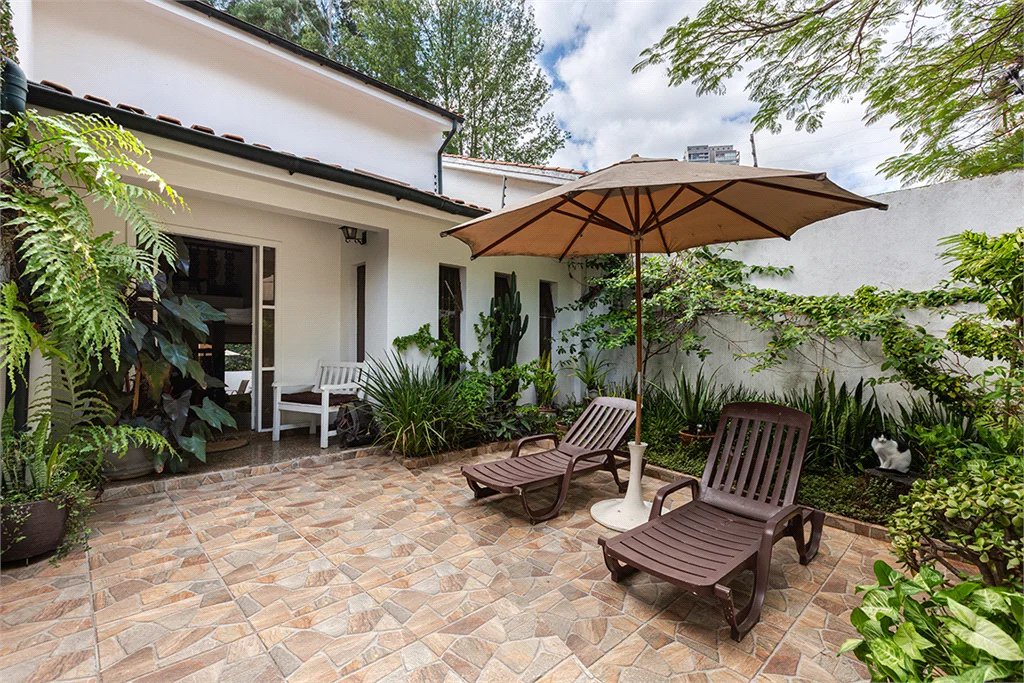Sobrado à venda com 4 quartos, sendo 2 suítes,  em Vila Madalena, São Paulo, SP