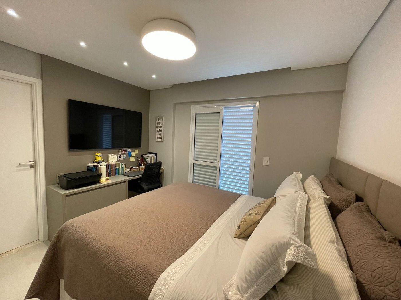 Apartamento 1 suíte com closet, 1 vaga demarcada, Embaré, Santos