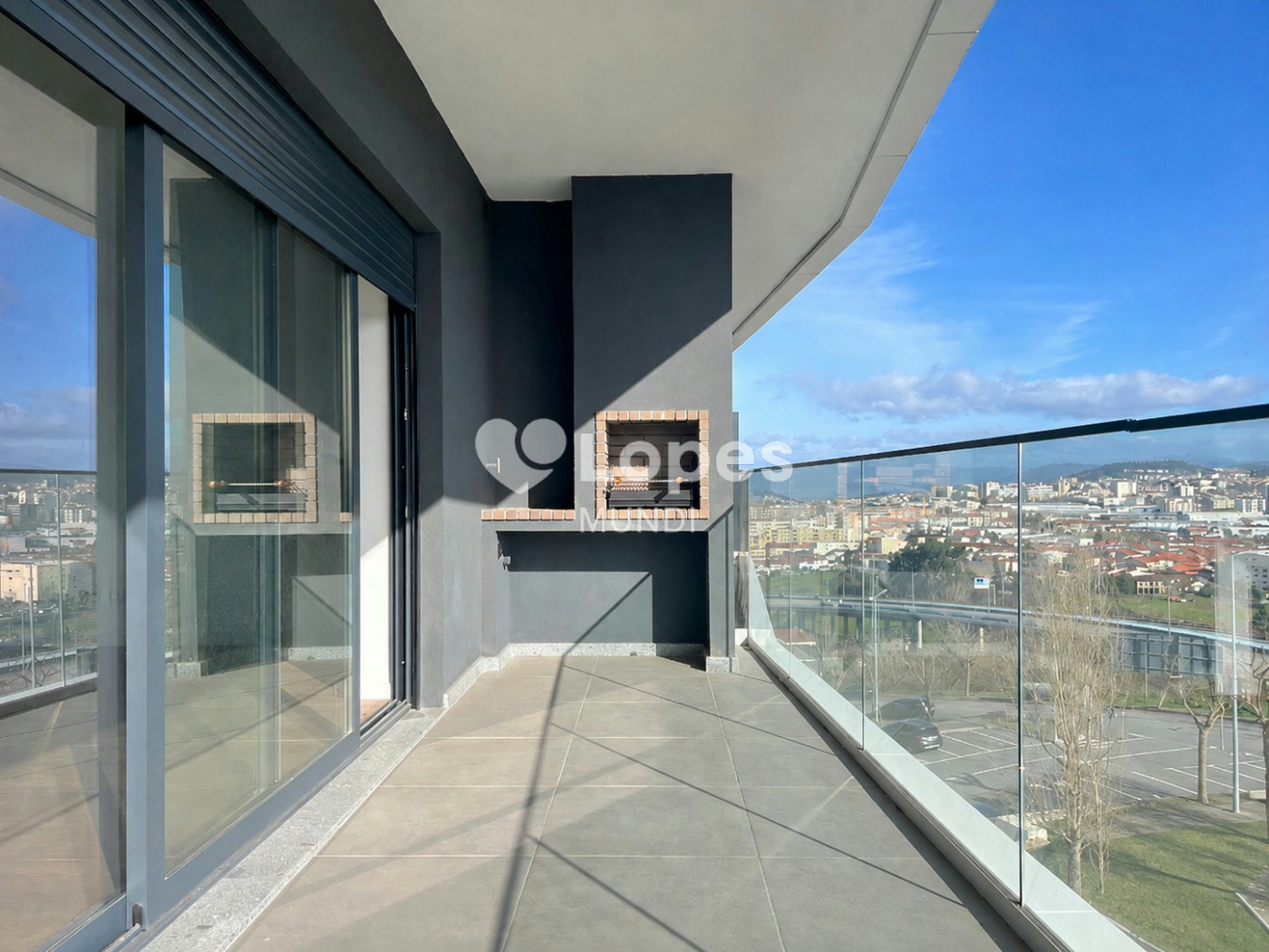 Apartamento T3 à venda em Águas Santas, Maia, Portugal – Varanda e garagem
