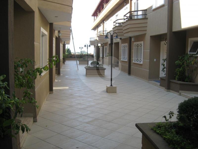 Casa à venda com 3 quartos, sendo 1 suíte, no condomínio Algarve Residencial, São Paulo - SP