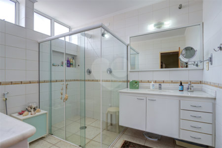 Sobrado à venda com 5 quartos, sendo 3 suítes, em Chácara Monte Alegre, São Paulo, SP