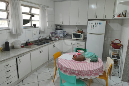 Casa à venda com 4 quartos, sendo 2 suítes, no condomínio Chácara das Rosas, São Paulo - SP