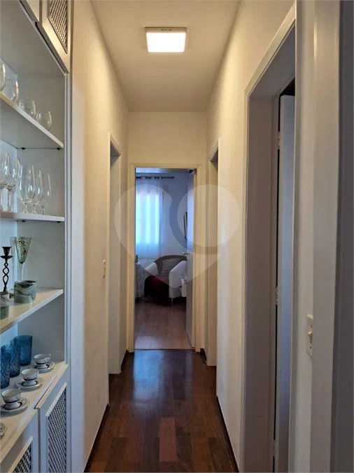 Prédio com portaria 24 horas, e lazer. Apartamento com 3 dormitórios, uma suíte, 2 vagas de garagem