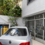 Sua oportunidade única na Vila Gumercindo! Casa espaçosa de 257m² com 4 dormitórios (sendo 2 suítes), 2 vagas de garagem e excelente localização, venda.