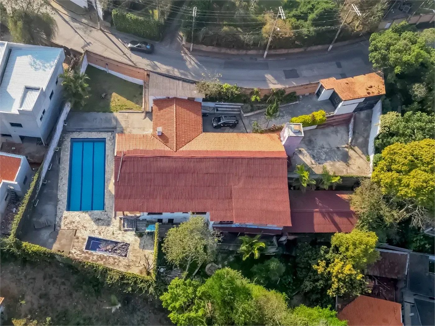 Casa à venda ou para alugar com 5 quartos, sendo 3 suítes, em Chácara Pavoeiro, Cotia, SP