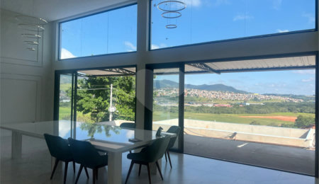 Casa à venda com 3 quartos, sendo 2 suítes, no condomínio Residencial Alto da Floresta, Bom Jesus dos Perdões - SP