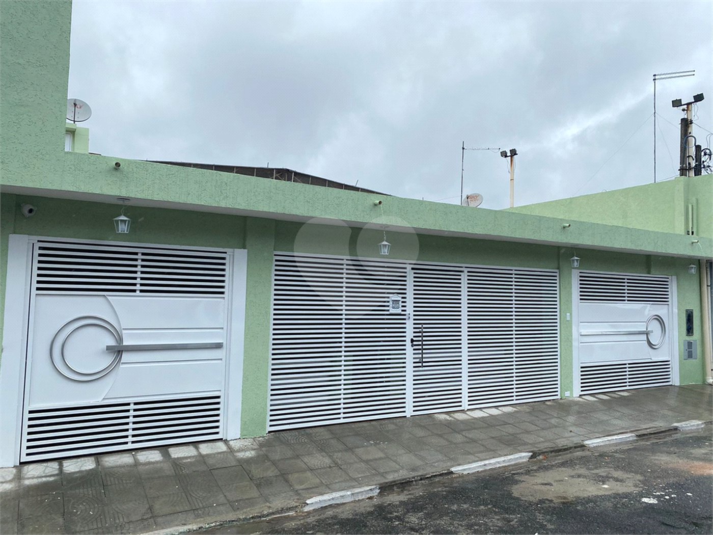 Casa à venda com 3 suítes em Vila Oceania, Poá, SP
