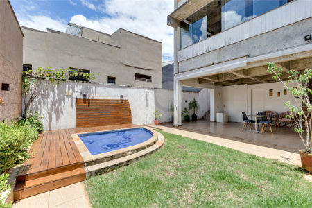 Sobrado à venda com 4 quartos, sendo 1 suíte, em Alto da Boa Vista, São Paulo, SP