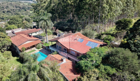 Chácara à venda com 5 quartos, sendo 4 suítes, no condomínio Estância dos Lagos, Atibaia - SP