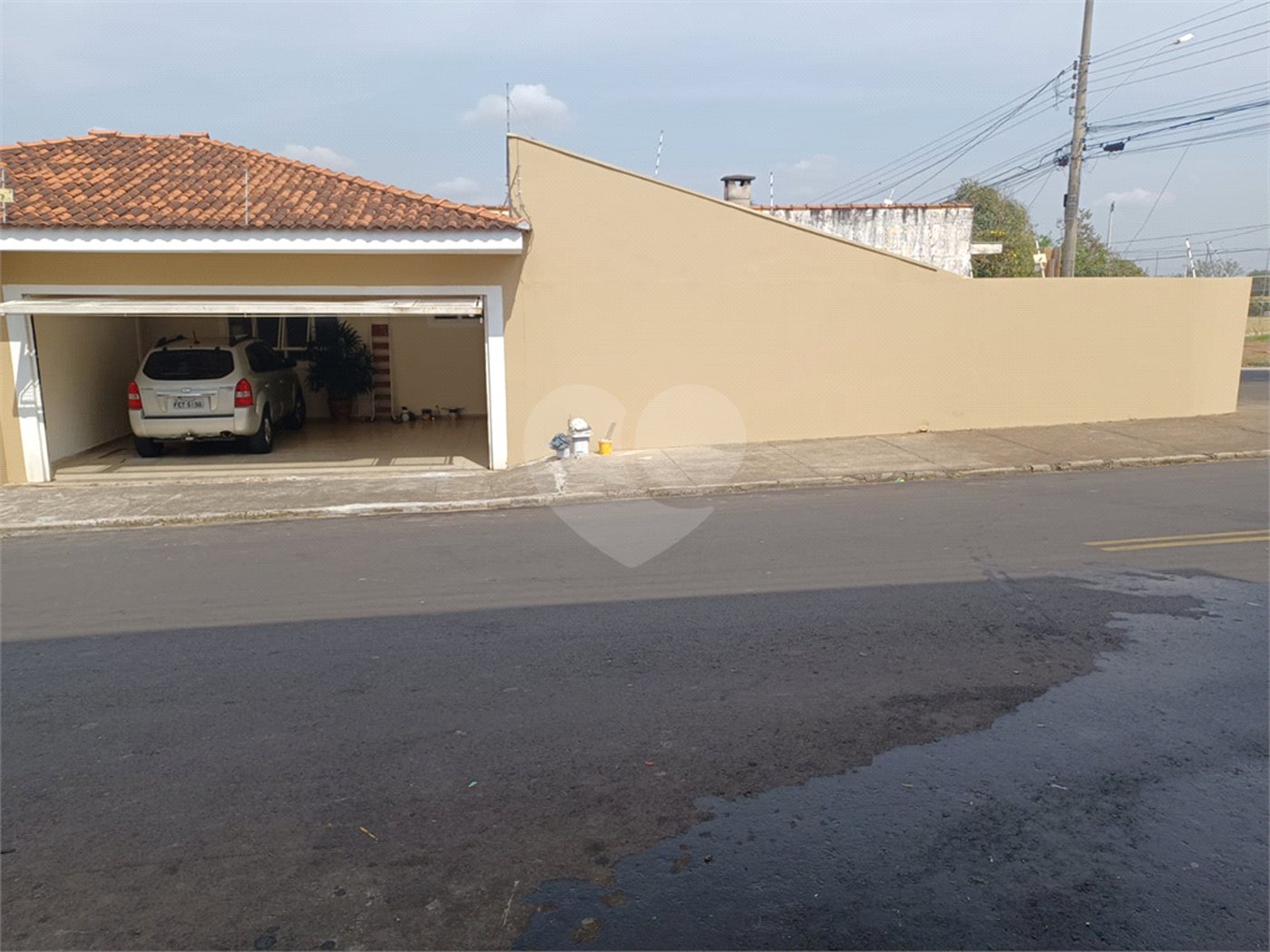 Casa Térrea com dormitórios, sendo 2 suítes.