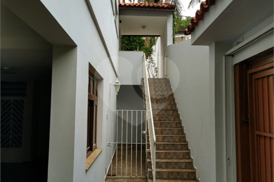 SOBRADO DE 426,0 M² COM 04 SUITES, SALÃO DE FESTAS, 06 VAGAS,06 BANHEIROS E PISCINA PARA LOCAÇÃO OU VENDA NO BARRO BRANCO