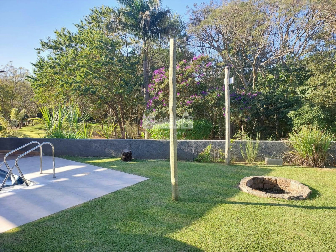 Casa à venda com 4 quartos, sendo 2 suítes,  no condomínio Figueira Garden, Atibaia - SP