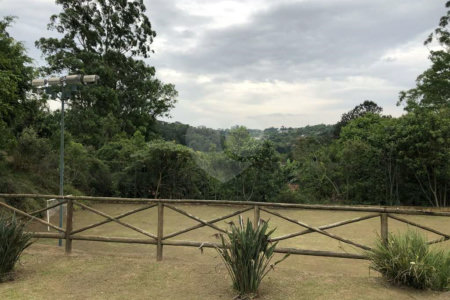 Casa à venda com 4 quartos, sendo 2 suítes,  no condomínio Granja Vianna II, Cotia - SP