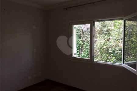 Casa à venda com 4 quartos, sendo 2 suítes, no condomínio Residencial Morumbi, São Paulo - SP