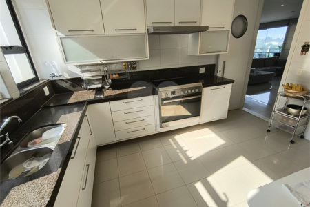 Este amplo apartamento de 290 m², completamente reformado, reúne sofisticação,