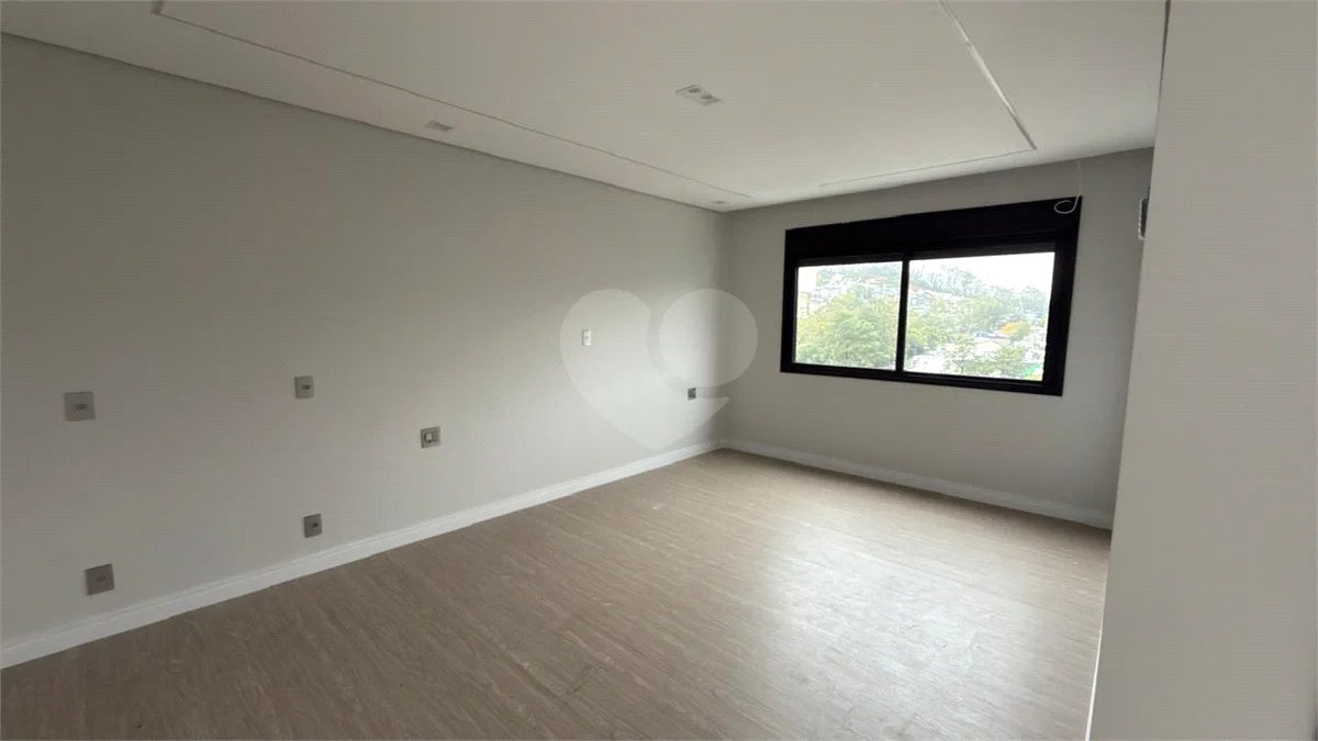 Sobrado de alto padrão no Swiss Park, totalmente reformado, com 4 suítes, piscina, elevador, espaço gourmet, 4 vagas e condomínio com lazer completo.