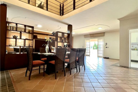 Casa à venda com 5 quartos, sendo 3 suítes, no condomínio Santa Teresa 1, Vinhedo - SP