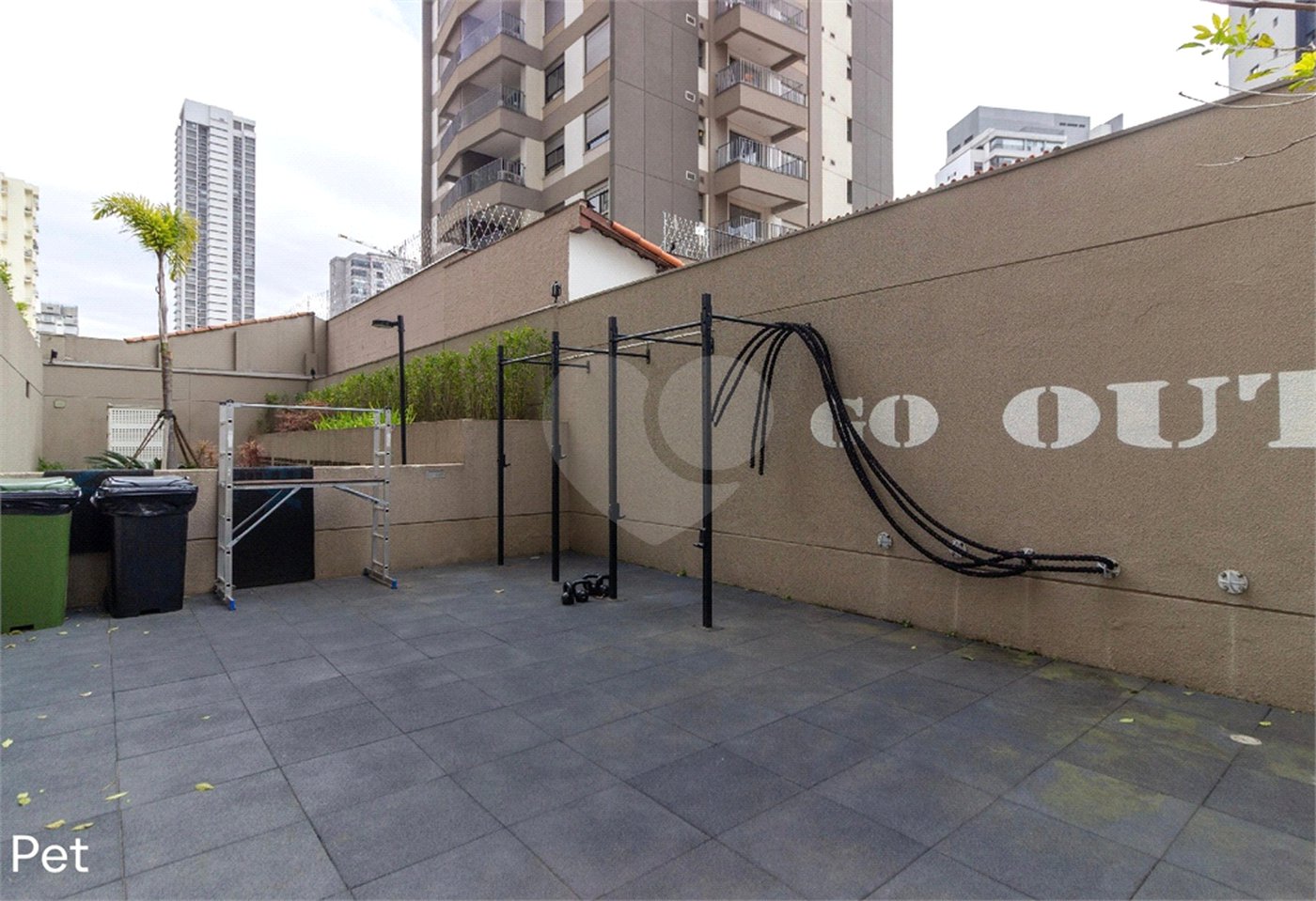 Apartamento a venda com 1 dormitório, sala com varanda e próximo ao metrô Vila Madalena.