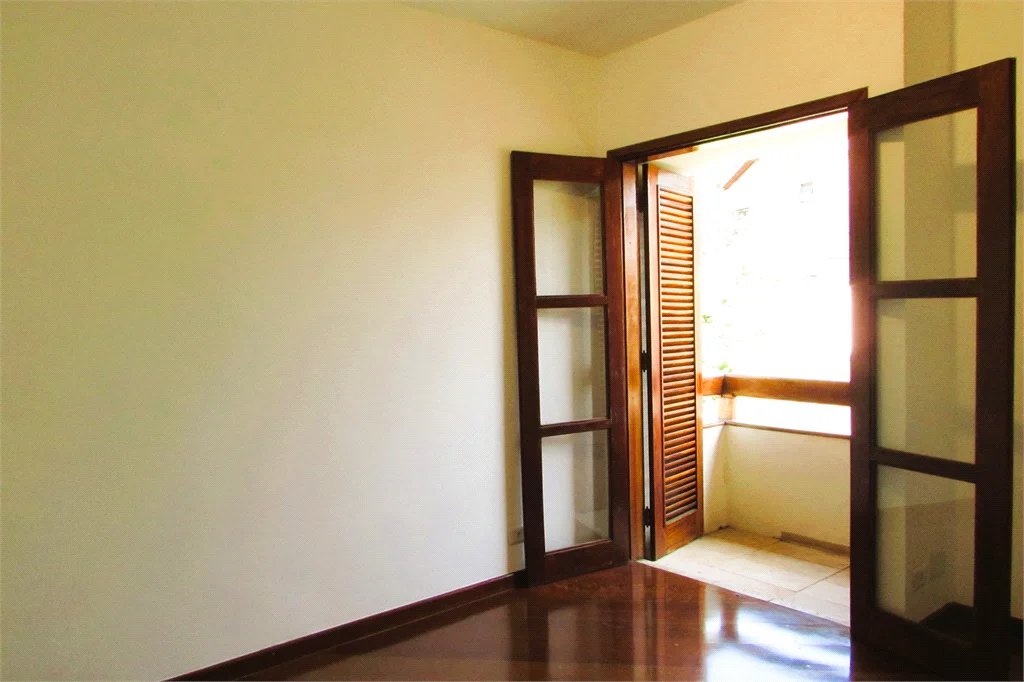 Casa para alugar com 4 quartos, sendo 2 suítes, em Cidade São Francisco, São Paulo, SP
