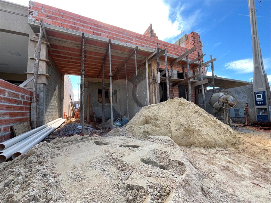 Casa à venda com 2 quartos, sendo 1 suíte,  no condomínio Tivolli, Itapetininga - SP