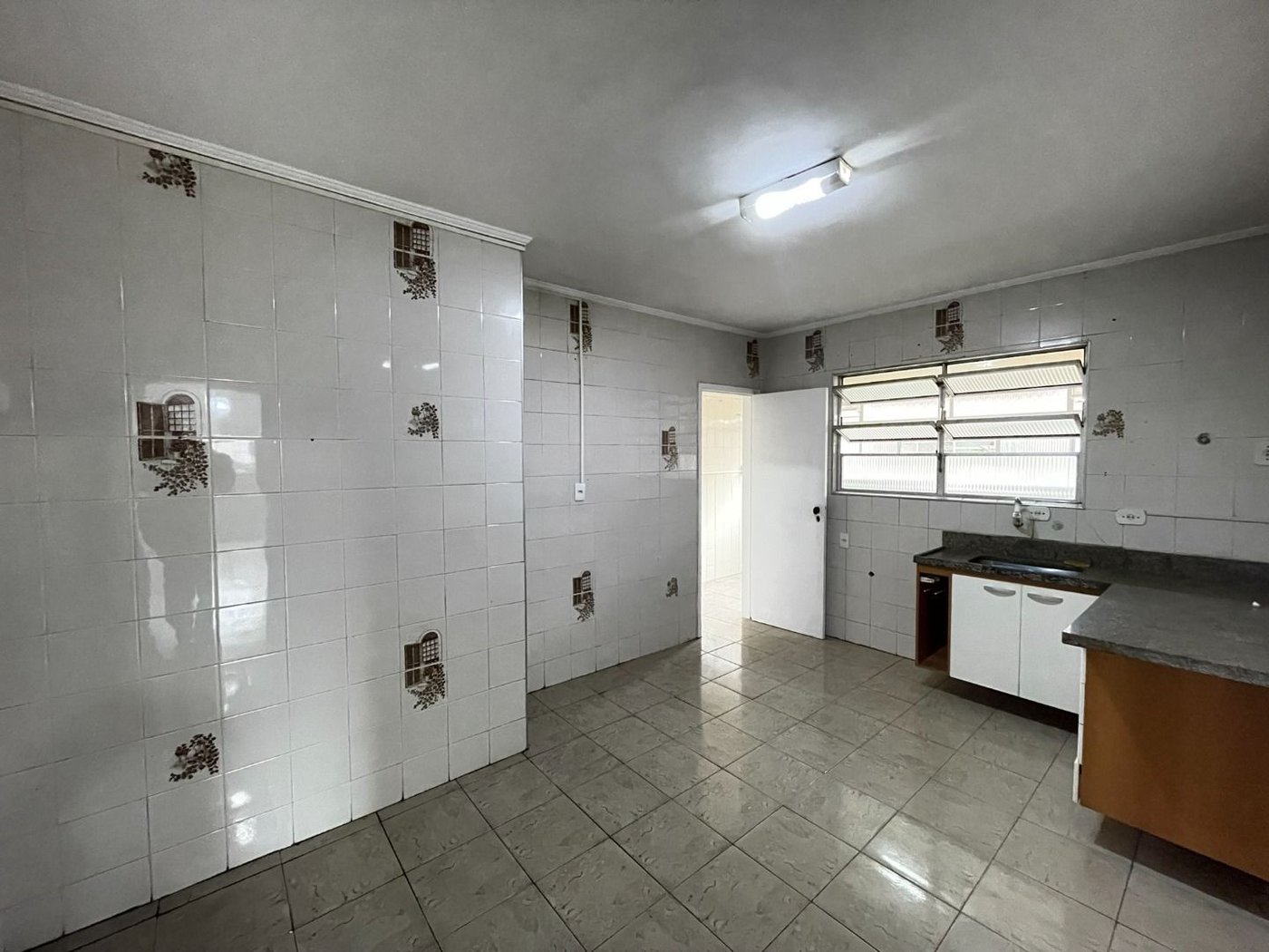 Apartamento 2 dormitórios + dependência, 1 vaga demarcada, no Campo Grande, Santos