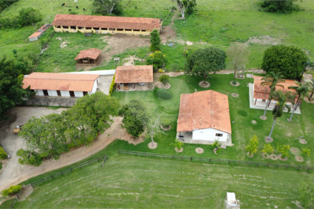 Casa à venda com 8 quartos, sendo 4 suítes, no condomínio Santa Filomena, Salto - SP
