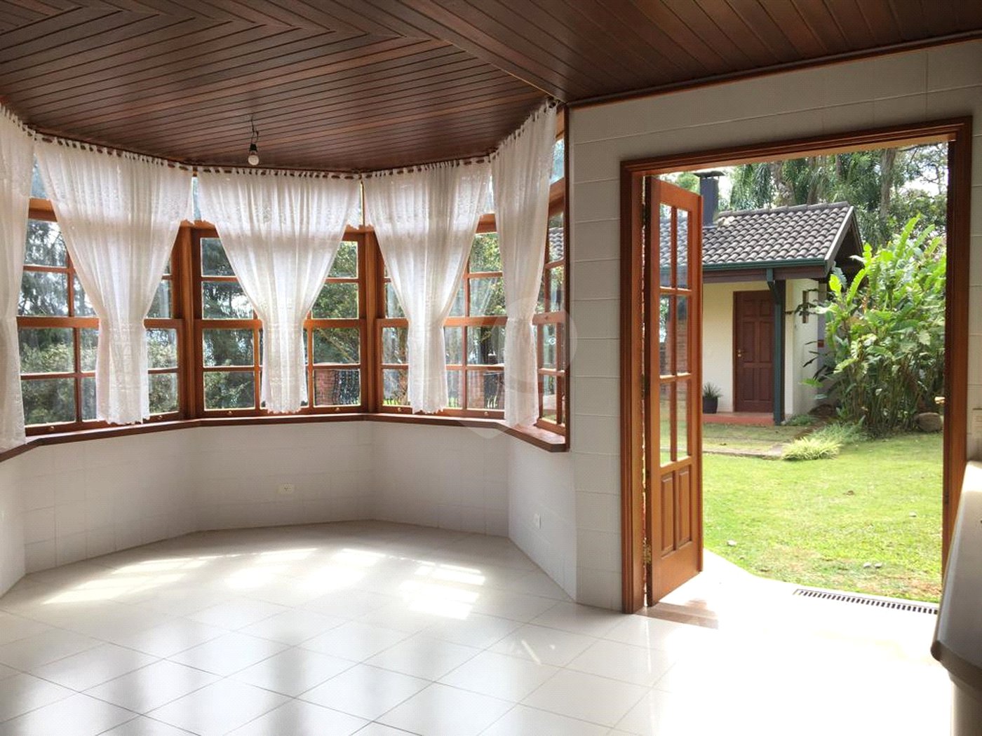Casa à venda com 5 quartos, sendo 4 suítes,  no condomínio Cantareira, Mairiporã - SP
