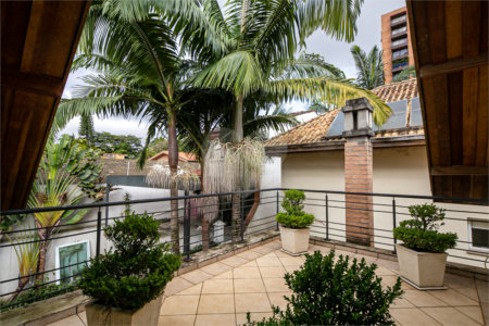 Casa à venda com 5 quartos, sendo 4 suítes, no condomínio Villa de Monterey, São Paulo - SP