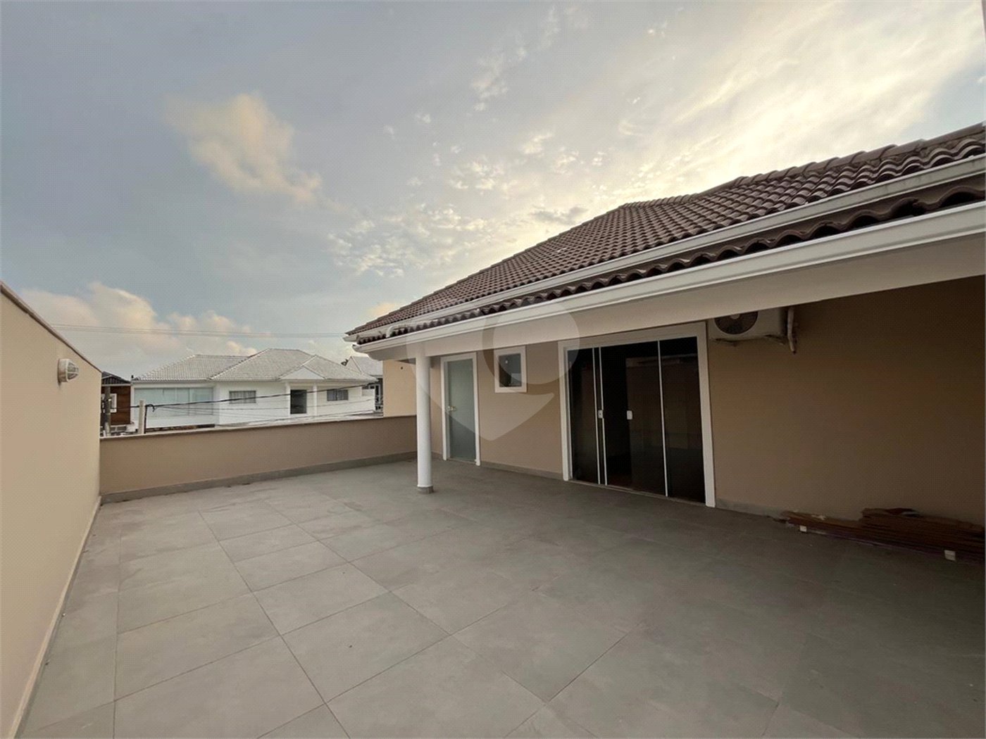 Casa à venda com 4 quartos, sendo 2 suítes, no condomínio Pedra Mar, Rio de Janeiro - RJ