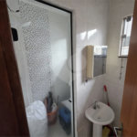 Casa térrea à venda no Douradinho com 2 quartos e edícula com mais dois quartos e 2 banheiros.