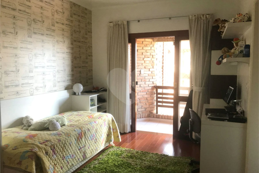 Casa à venda com 4 quartos, sendo 3 suítes, no condomínio Alpes da Cantareira, Mairiporã - SP