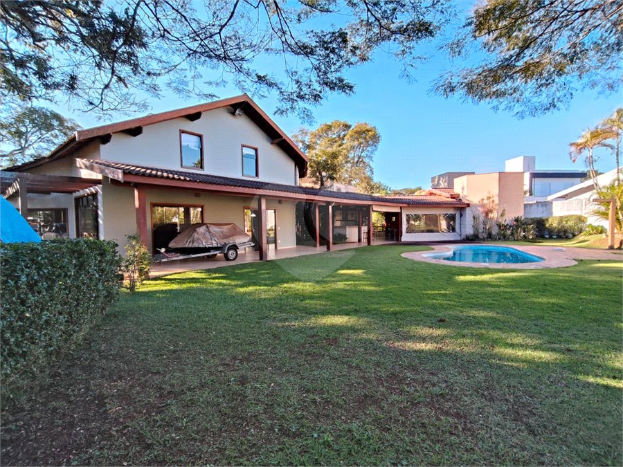 Casa à venda com 7 quartos, sendo 4 suítes, no condomínio Riviera de Santa Cristina XIII, Paranapanema - SP