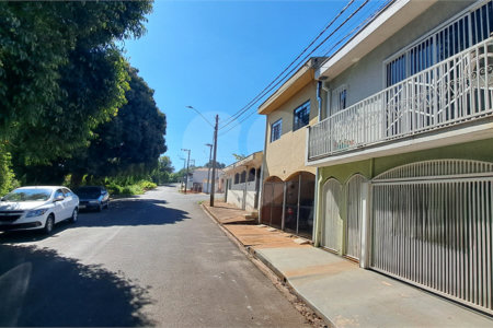 Casa no Jardim Medeiros ampla com 3 dormitórios bem distribuída