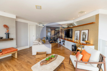 Duplex à venda com 3 quartos, sendo 3 suítes, em Vila Suzana 287m²