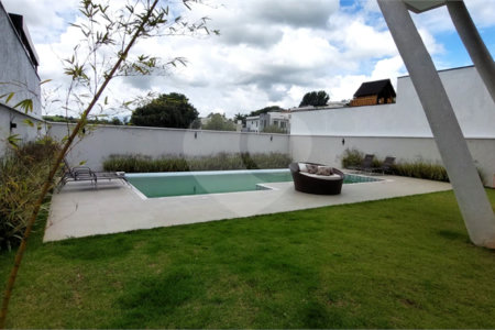 Casa à venda ou para alugar com 4 suítes no condomínio Figueira Garden, Atibaia - SP