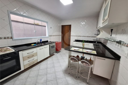 Sobrado à venda com 3 quartos, sendo 1 suíte, em Parque Vitória, São Paulo, SP