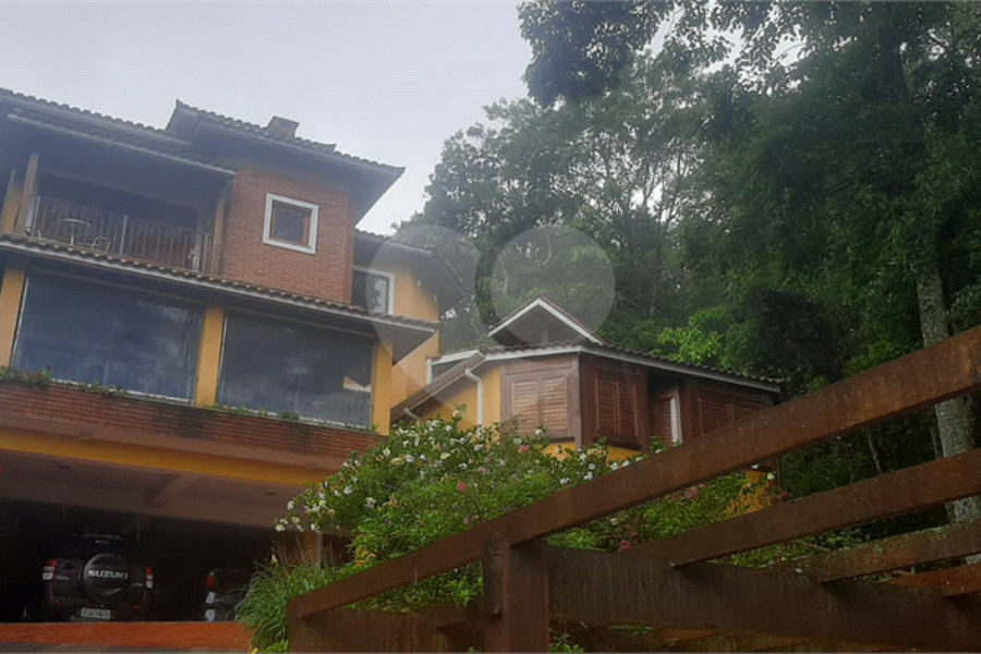 Casa à venda com 5 quartos, sendo 4 suítes, no condomínio Alpes da Cantareira, Mairiporã - SP