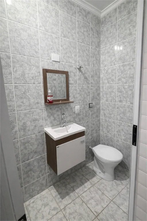 Casa à venda com 4 quartos, sendo 1 suíte, em City Bussocaba, Osasco, SP