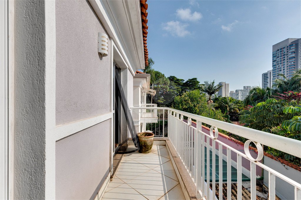 Casa à venda com 3 suítes no condomínio Vila Versalhes, São Paulo - SP