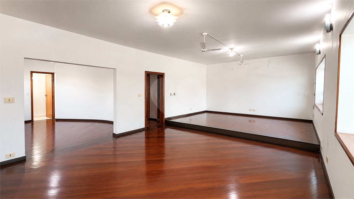 Sobrado à venda com 4 quartos, sendo 2 suítes, em Vila Pires, Santo André, SP