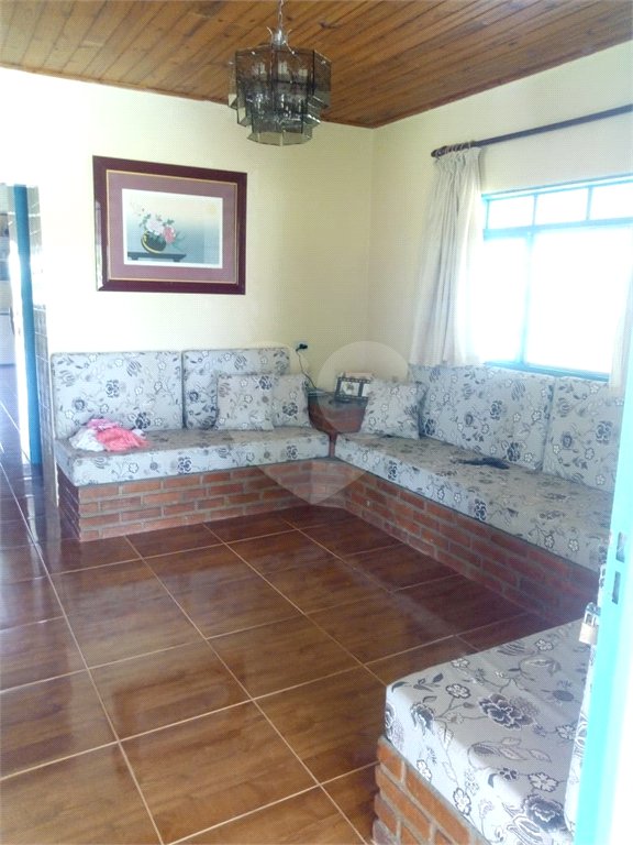 Chácara à venda com 5 quartos, sendo 2 suítes,  no Centro, Sarapuí, SP