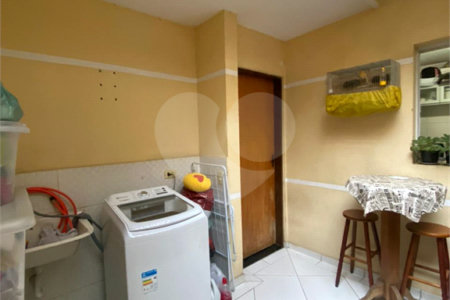 Casa à venda com 3 quartos, sendo 1 suíte, no condomínio Regina, São Paulo - SP