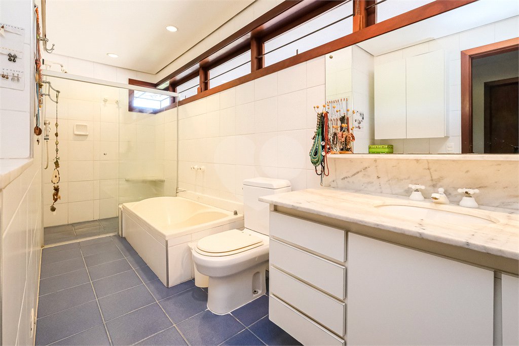 Casa à venda com 4 quartos, sendo 2 suítes, em Jardim Cordeiro, São Paulo, SP