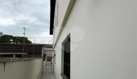 Sobrado à venda com 3 quartos, sendo 1 suíte,  em Parque Maria Domitila, São Paulo, SP