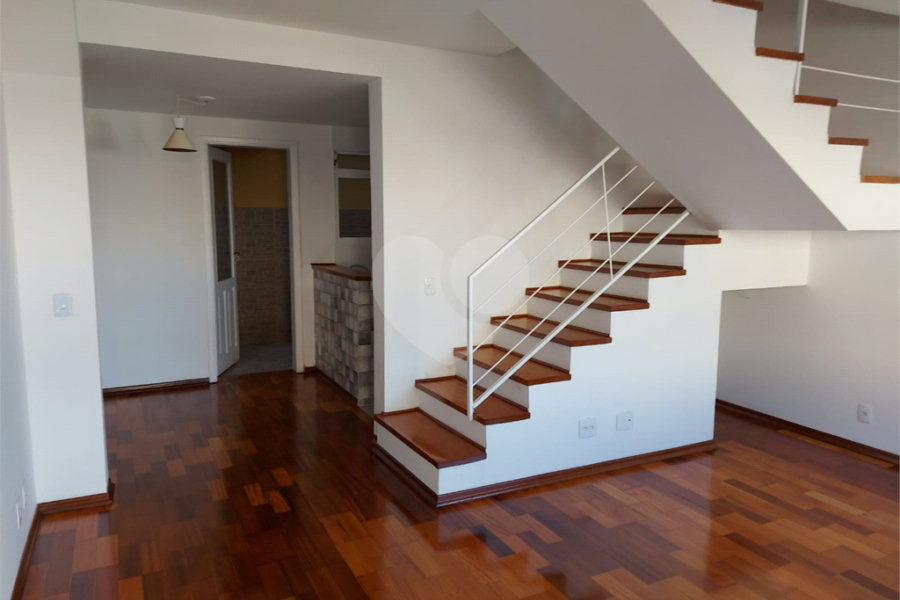 Casa à venda com 3 quartos, sendo 1 suíte, no condomínio Vila das Macieiras, São Paulo - SP
