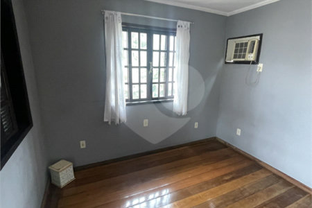 Casa à venda com 5 quartos, sendo 3 suítes, no condomínio Recanto das Palmeiras, Rio de Janeiro - RJ