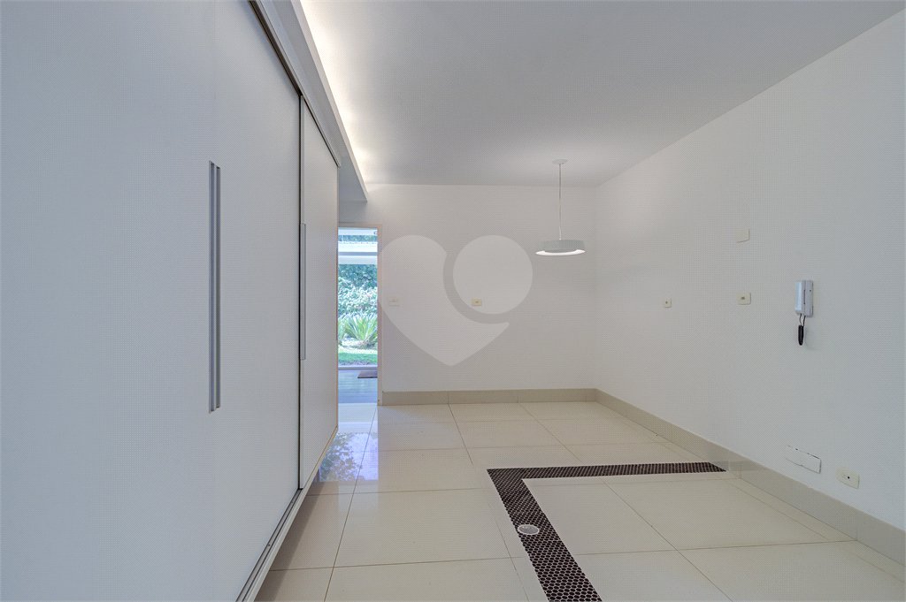 Casa para alugar com 5 quartos, sendo 3 suítes, no condomínio Chácara Flora, São Paulo - SP