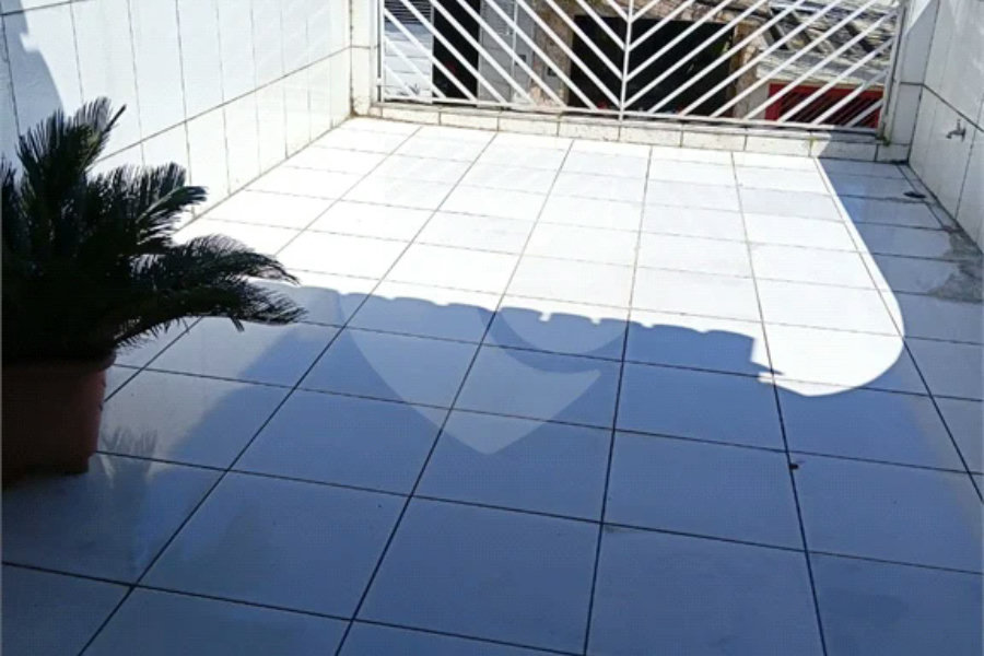 Sobrado em condomínio fechado com 3 dormitórios e 100m2