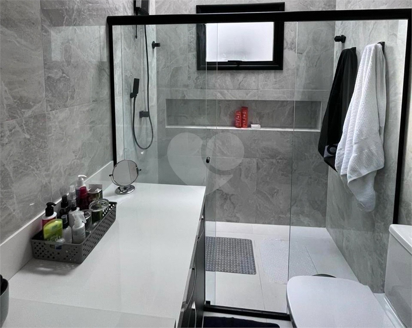 Casa à venda com 3 quartos, sendo 1 suíte, no condomínio Jardim Laguna, Indaiatuba - SP