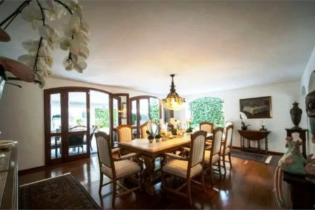 Casa à venda com 5 quartos, sendo 2 suítes, em Jardim Everest, São Paulo, SP